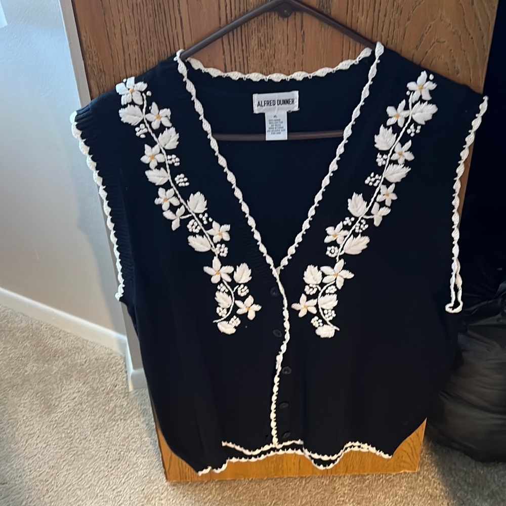 XL black and white vest